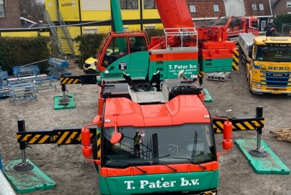 Dutch-crane-company-goes-XL-with-Grove-to-boost-growth-01.jpg