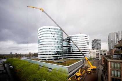 Tall-order--Grove-GMK5250XL-1-called-in-for-high-rise-project-in-downtown-Amsterdam-3.jpg