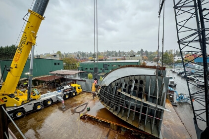 NessCampbells-new-Grove-GMK6450-1-powers-towboat-assembly-in-Seattle-01.jpg