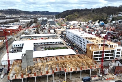 84-Lumber-uses-two-Potain-self-erecting-cranes-to-tackle-tight-space-apartment-build_01.jpg