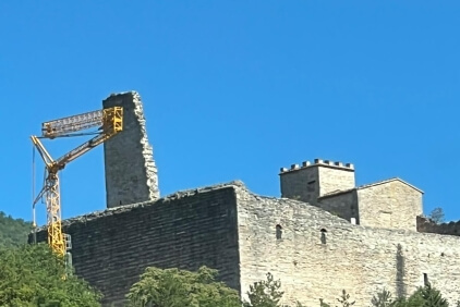 Restoration-begins-at-Rocca-di-Varano-with-Potain-Igo-T-99-Self-Erecting-crane-03.jpeg