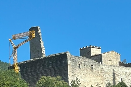 Restoration-begins-at-Rocca-di-Varano-with-Potain-Igo-T-99-Self-Erecting-crane-03.jpeg